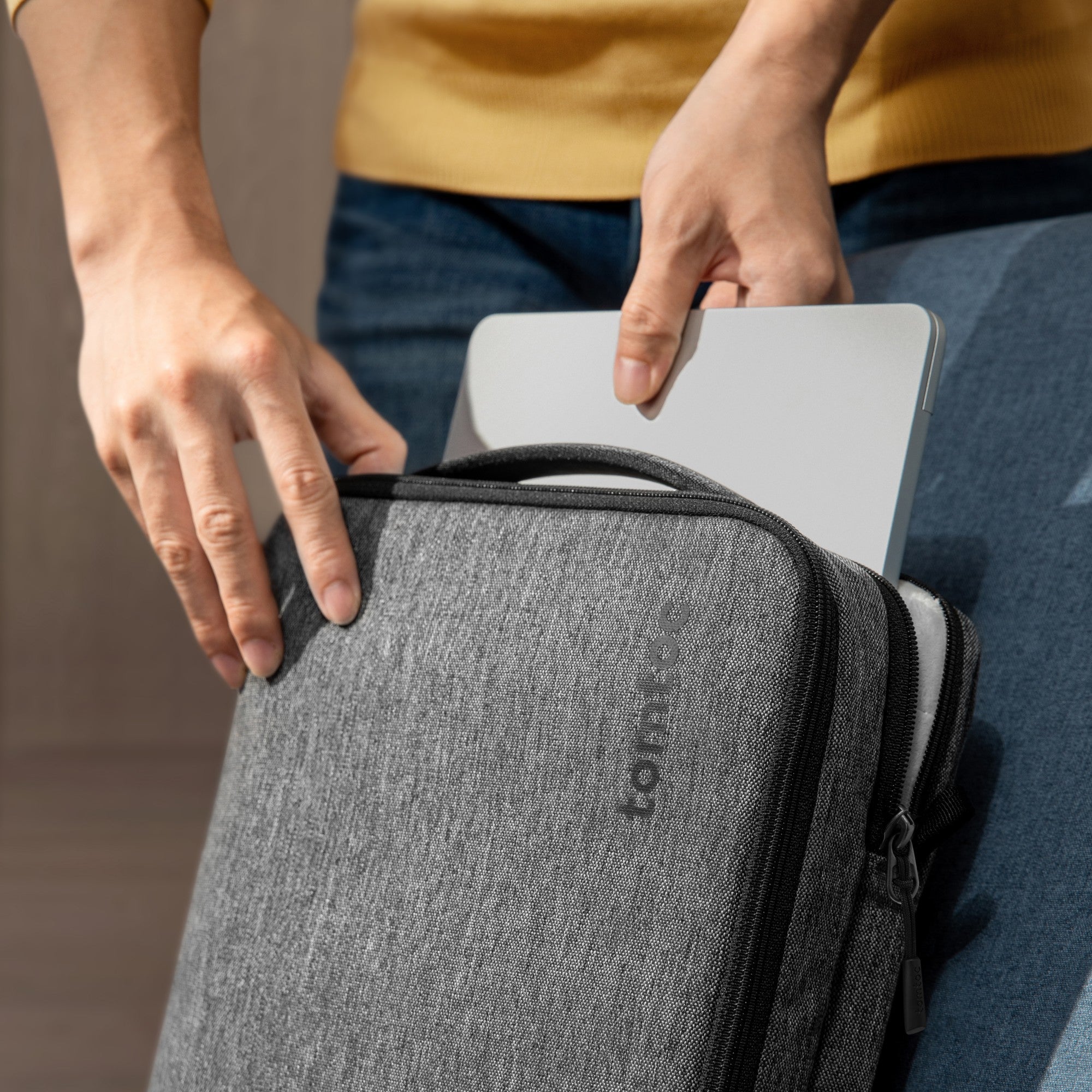 DefenderACE-A04 PC ショルダーバッグ｜14インチ MacBook Pro対応